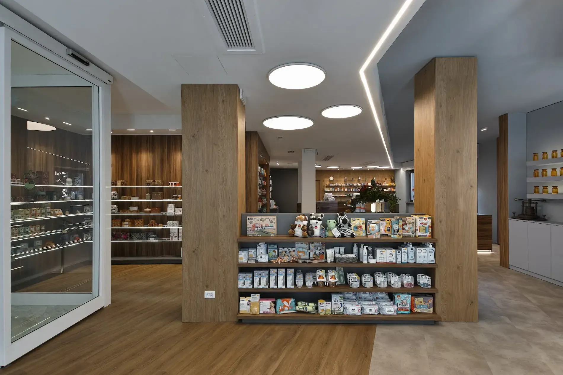 Arredamento Farmacia Alganon Arona expo tra pilastri