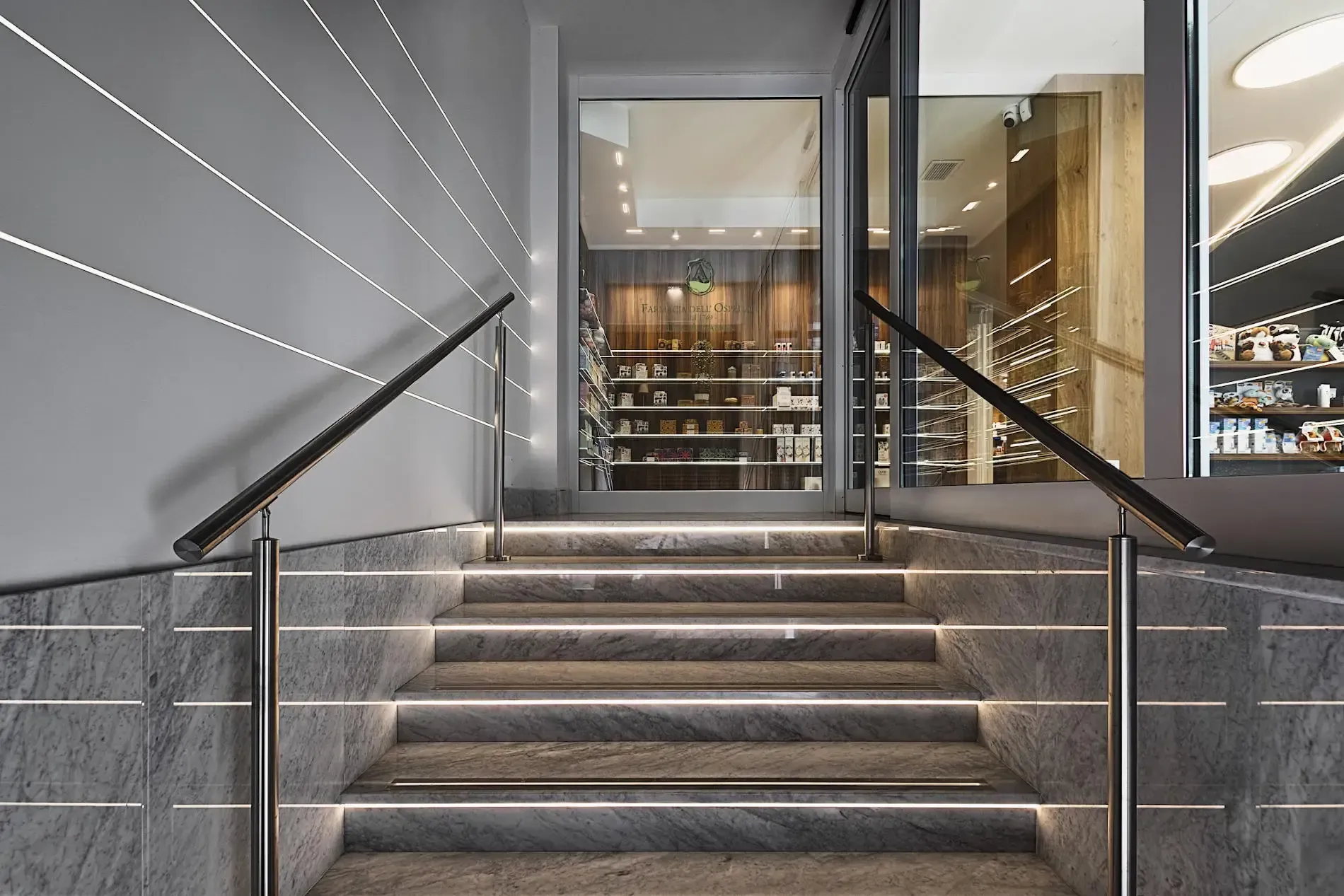 Arredamento Farmacia Alganon ingresso
