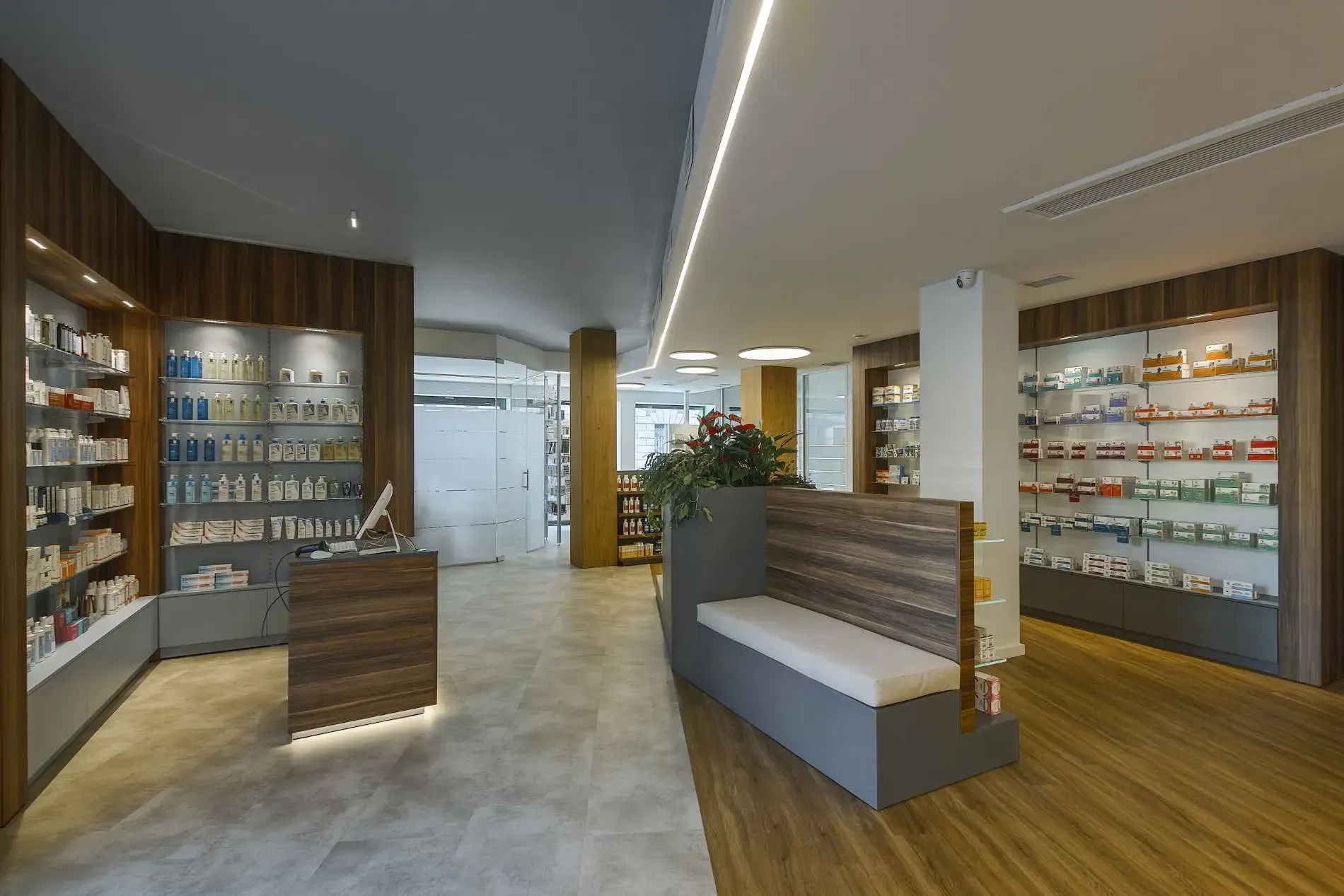 Arredamento Farmacia Alganon Arona expo attesa, expo pareti e pavimentazione