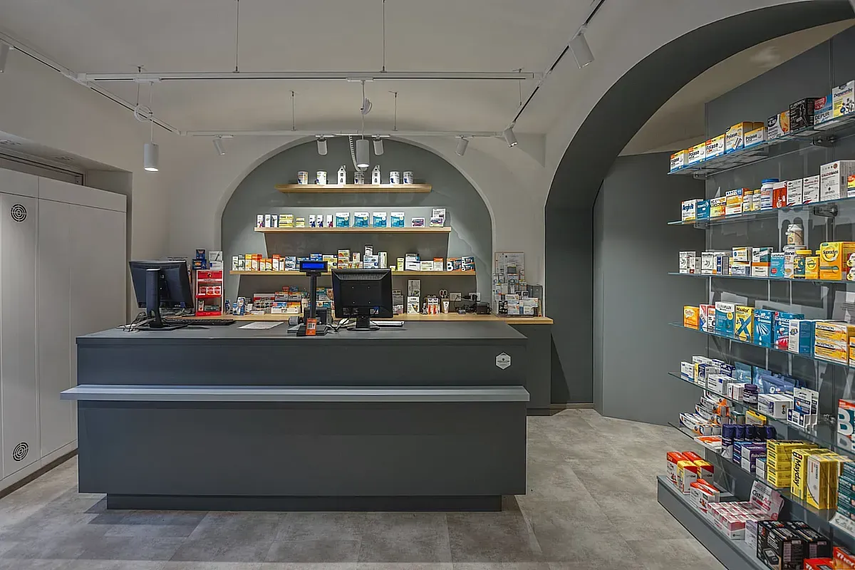 Arredamento Farmacia Ferrero Novara, banco cassa, retro-banco, expo a parete