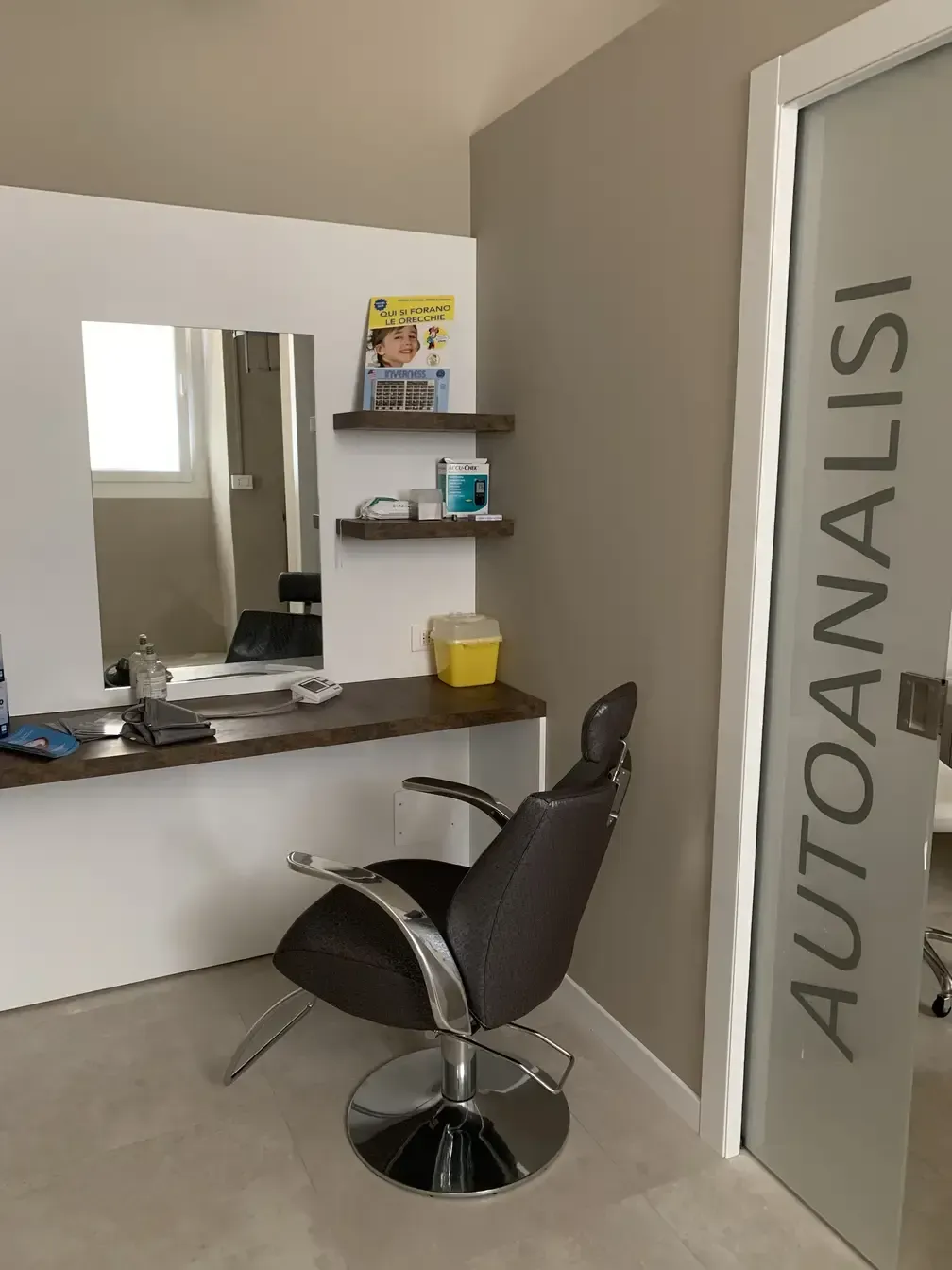 Arredamento Farmacia del Vernato Biella zona autoanalisi