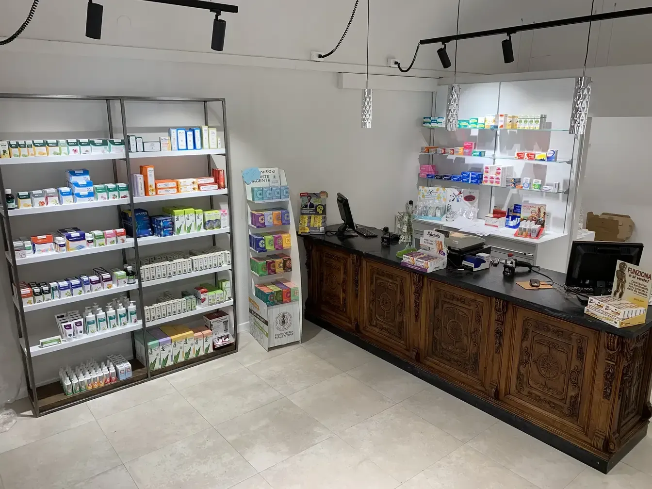 Arredamento Farmacia del Vernato Biella expo a parete, banco vendita