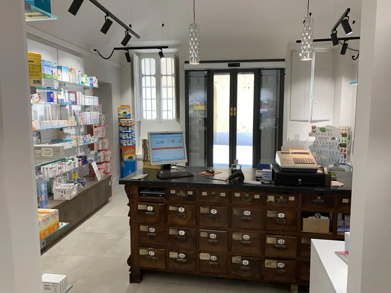Arredamento Farmacia del Vernato Biella cassetti banco vendita