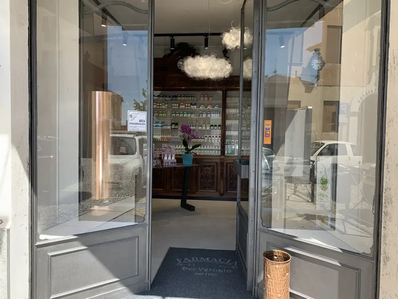 Arredamento Farmacia del Vernato Biella ingresso