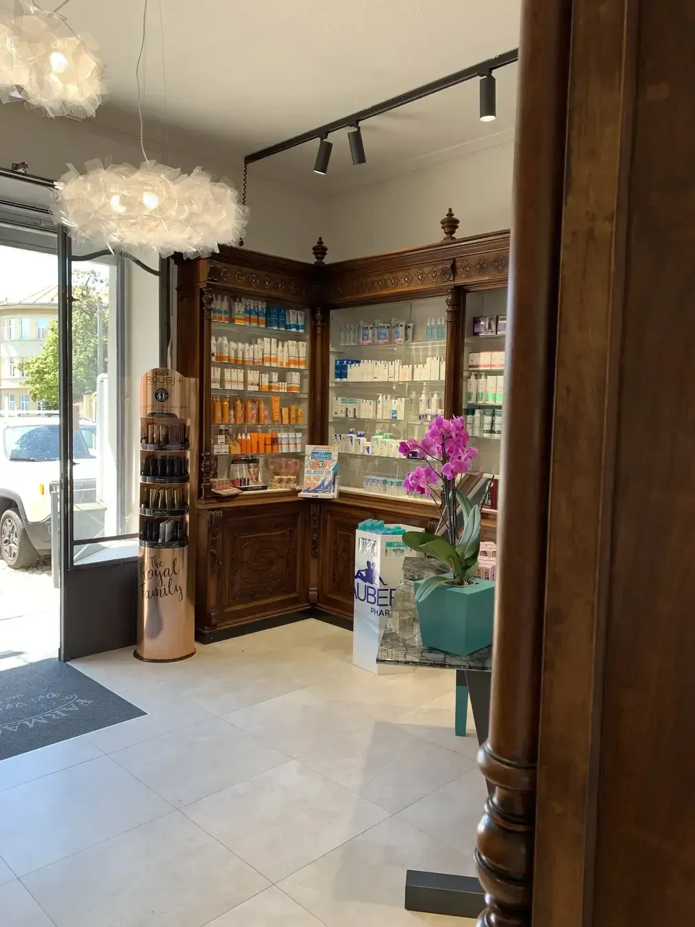 Arredamento Farmacia del Vernato Biella zona ingresso, illuminazione