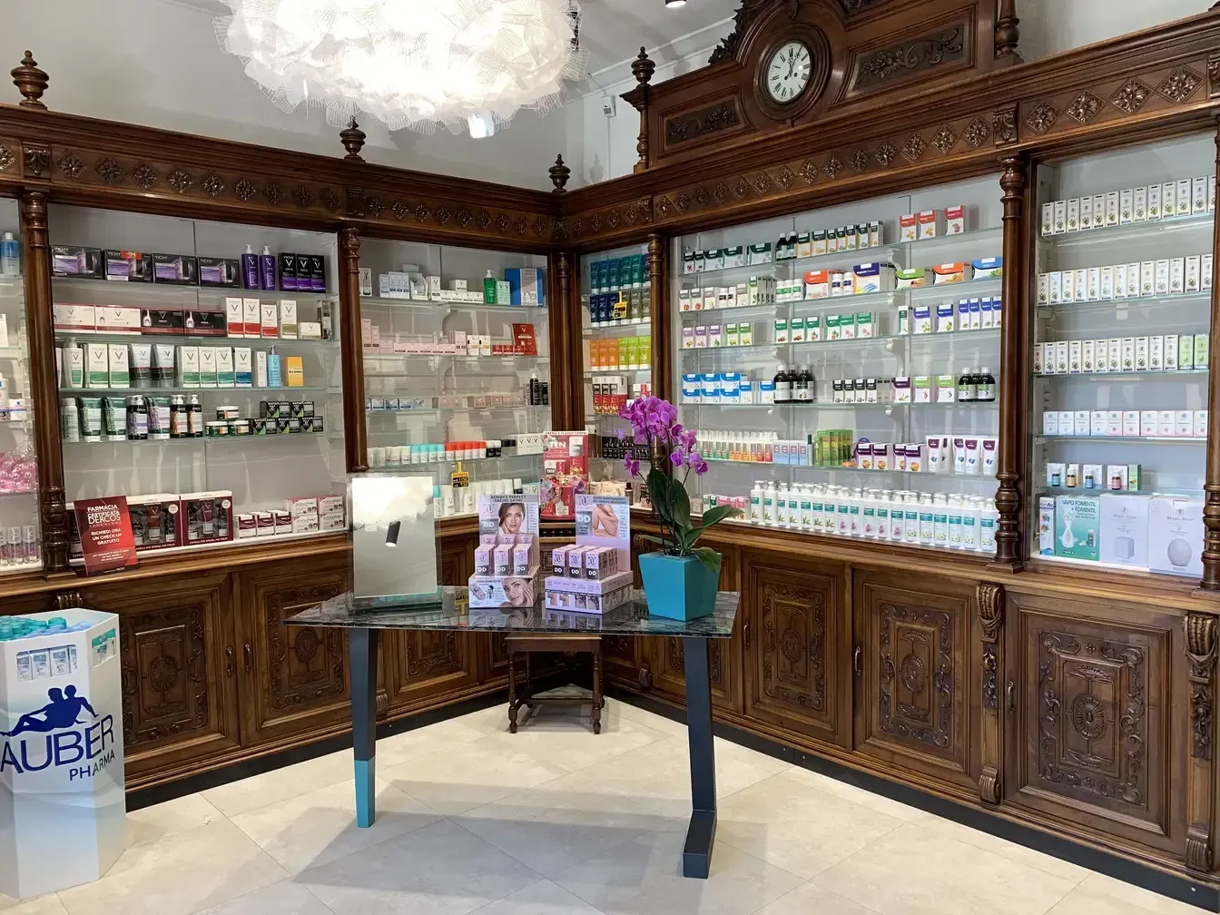 Arredamento Farmacia del Vernato Biella restyling mobile e tavolino design