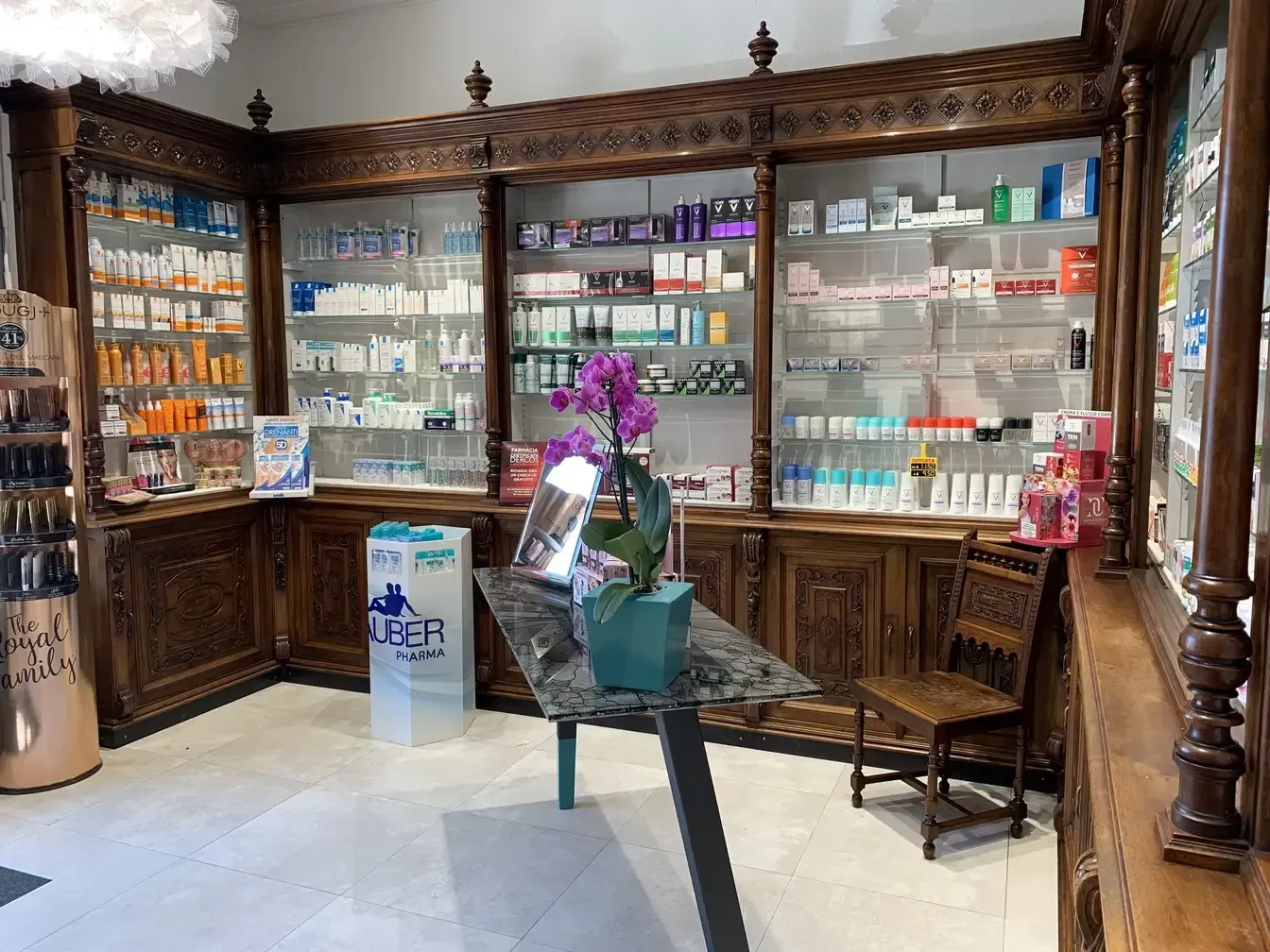 Arredamento Farmacia del Vernato Biella restyling mobile e tavolo design