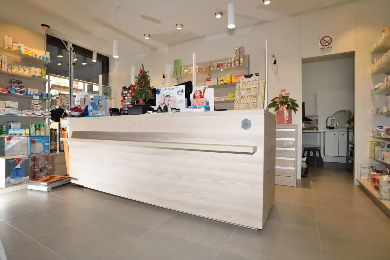 Arredamento Farmacia Ferretti Borgo D'Ale banco, retrobanco e faretti illuminazione