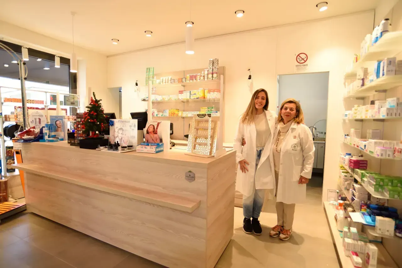 Arredamento Farmacia Ferretti Borgo D'Ale banco, retrobanco e Farmaciste