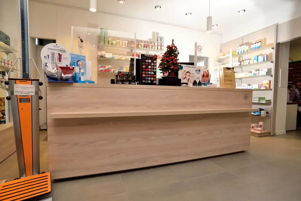 Arredamento Farmacia Ferretti Borgo D'Ale banco di vendita