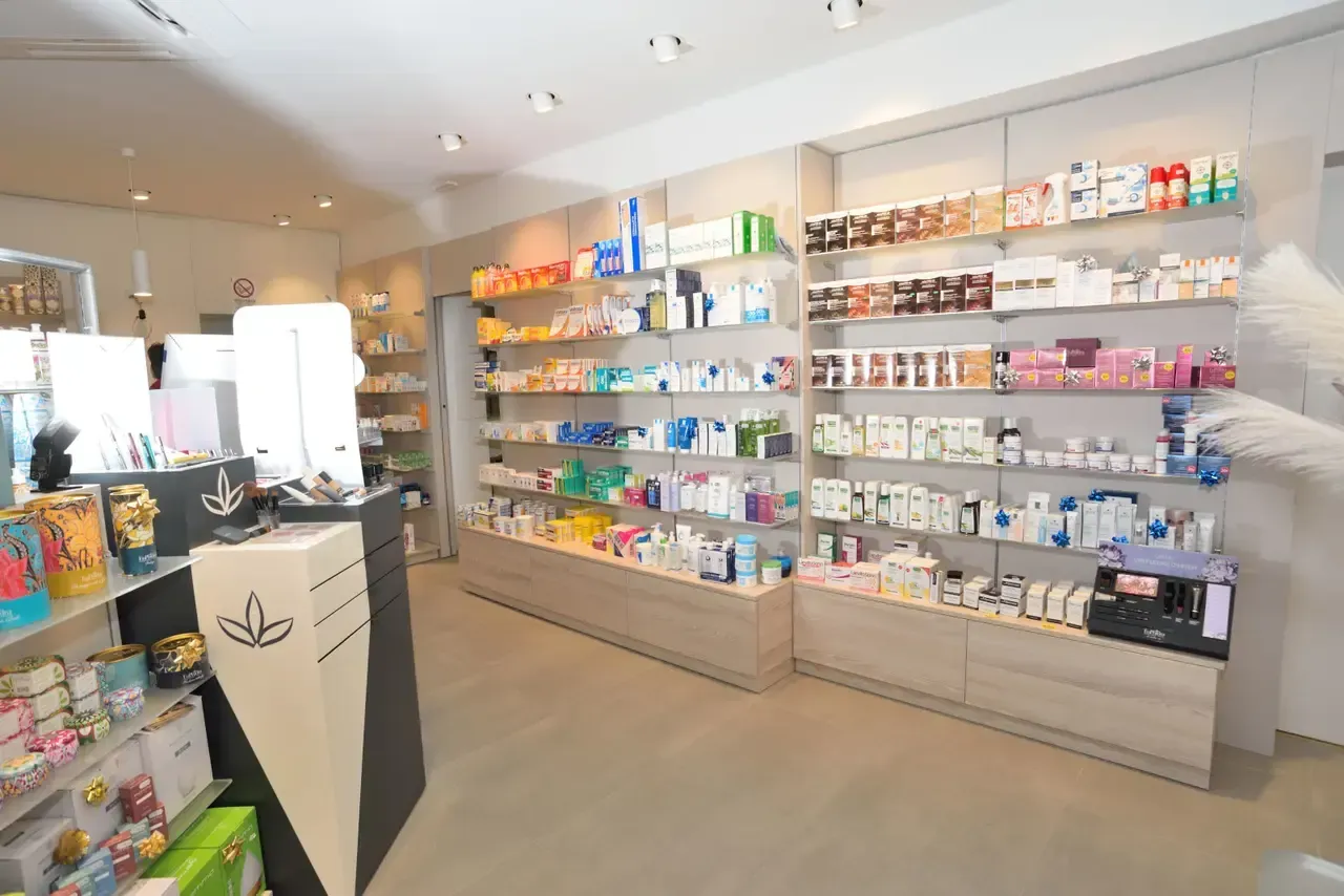 Arredamento Farmacia Ferretti Borgo D'Ale expo a parete con cassettone con apertura push-pull
