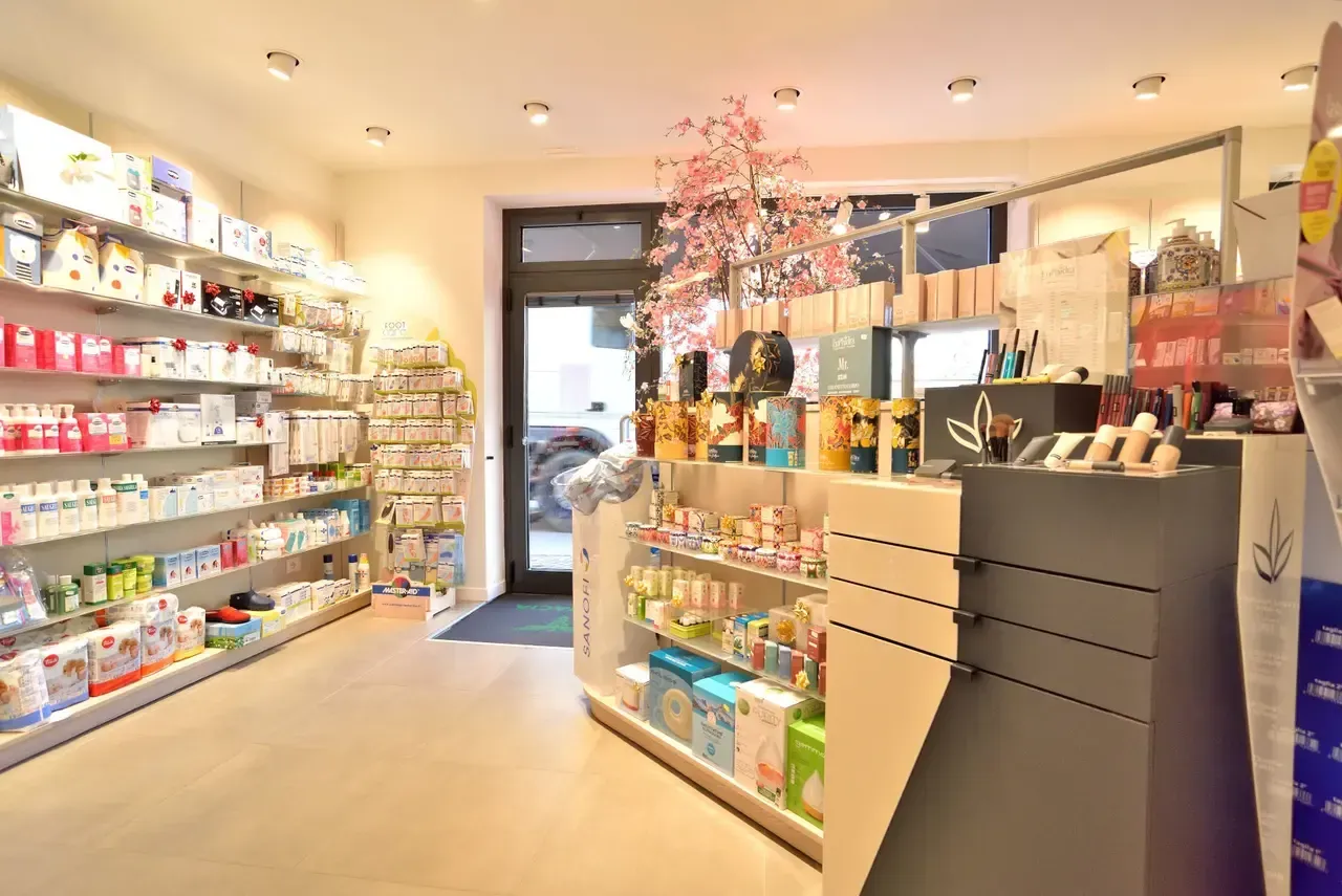 Arredamento Farmacia Ferretti Borgo D'Ale expo a parete e gondola expo