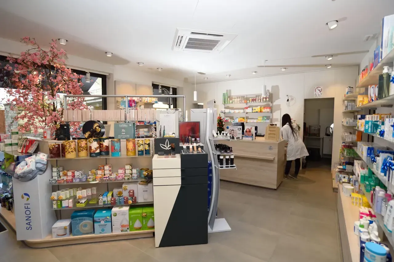 Arredamento Farmacia Ferretti Borgo D'Ale gondola expo e banco