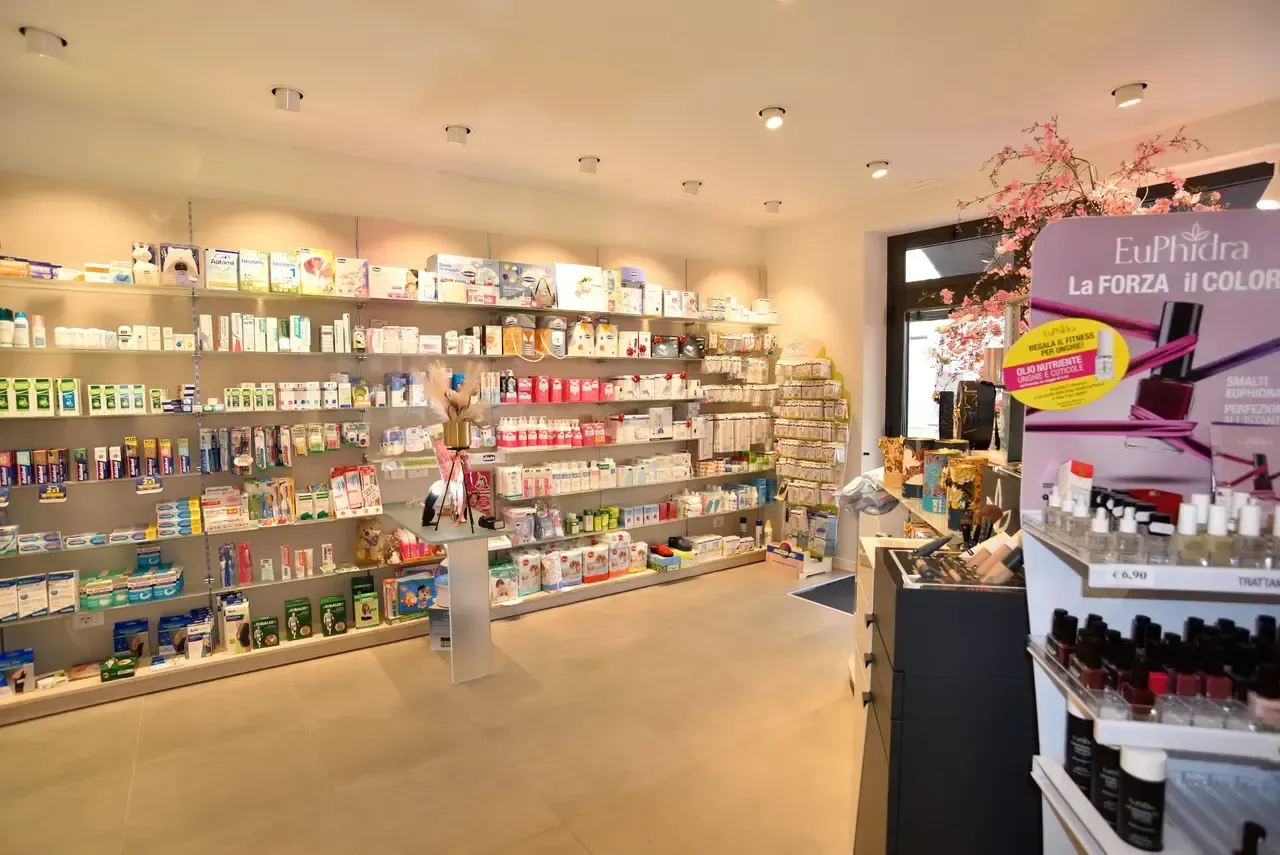 Arredamento Farmacia Ferretti Borgo D'Ale expo a parete, banco cosmesi formato da piano e gamba in vetro acidato