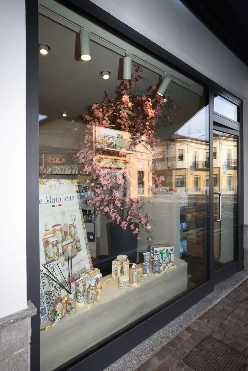 Arredamento Farmacia Ferretti Borgo D'Ale, serramento esterno, esposizione vetrina 