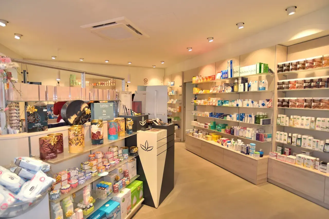 Arredamento Farmacia Ferretti Borgo D'Ale, expo a parete con cassettone con apertura push-pull e gondola expo