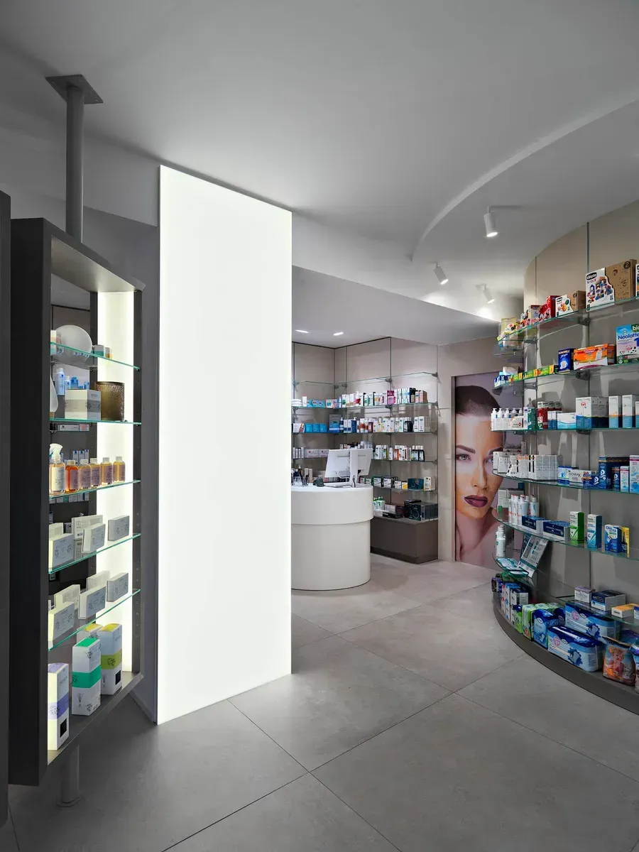 Arredamento Farmacia Passirani Lesa, expo a parete a dima