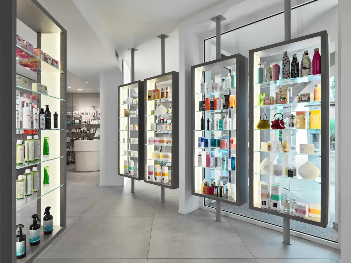 Arredamento Farmacia Passirani Lesa, expo illuminati vetrina stile oval con ripiani e tubolari pavimento e soffitto