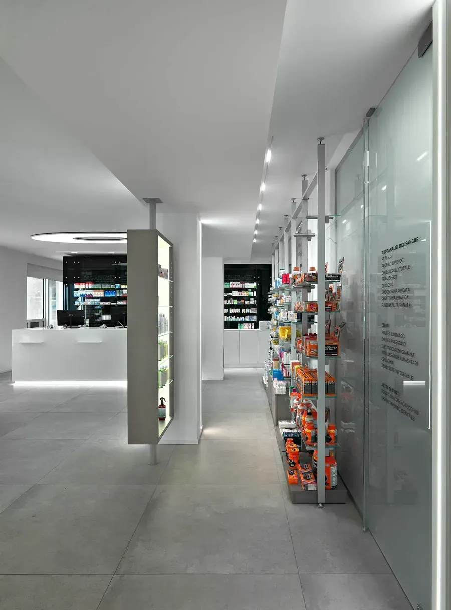 Arredamento Farmacia Passirani Lesa, expo a parete, formati da pannello in laminato, ripiani e cassettiere
