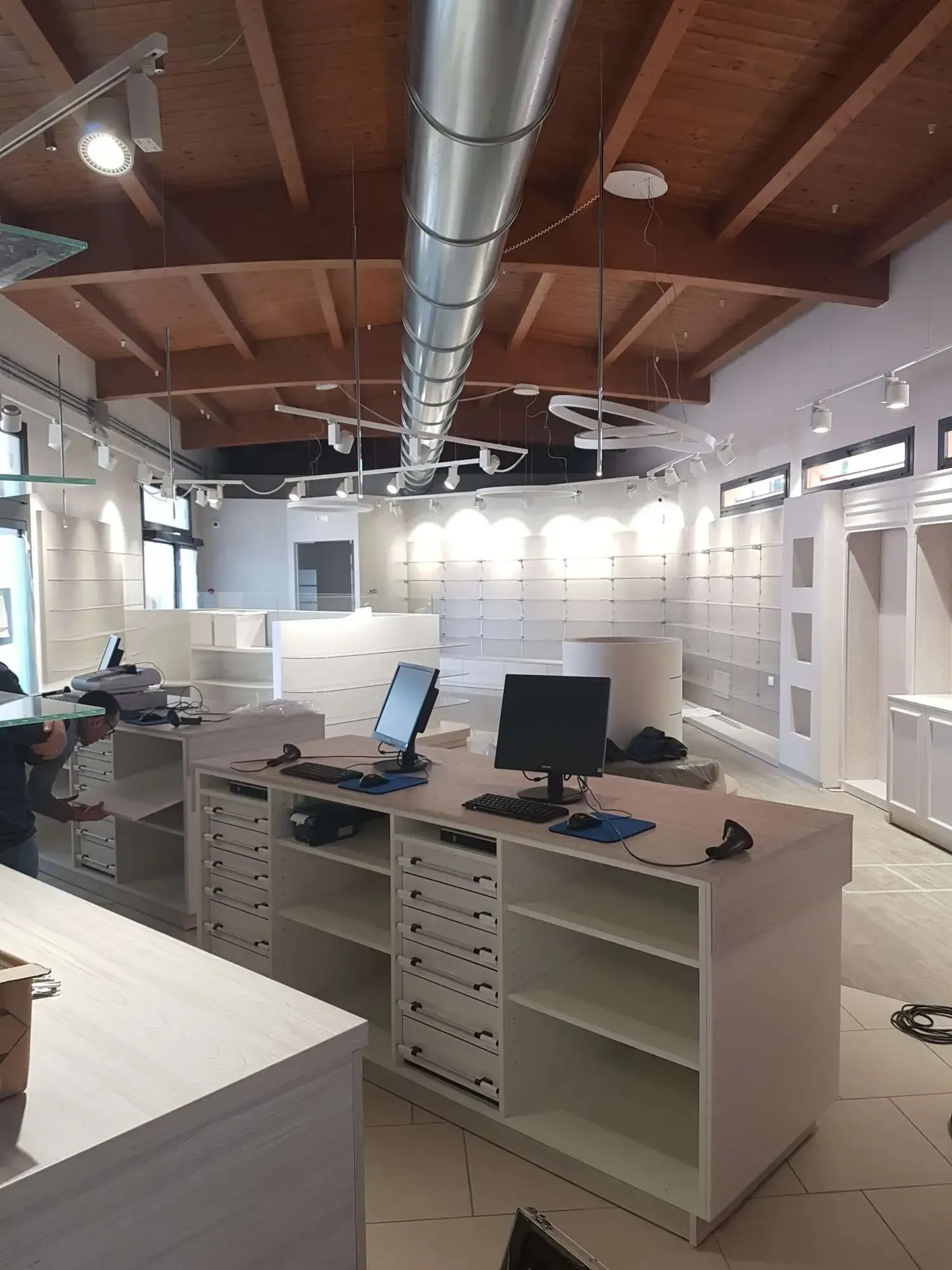 Arredamento Farmacia Sandigliano Biella, dettaglio banco a giorno e cassettiere Icas