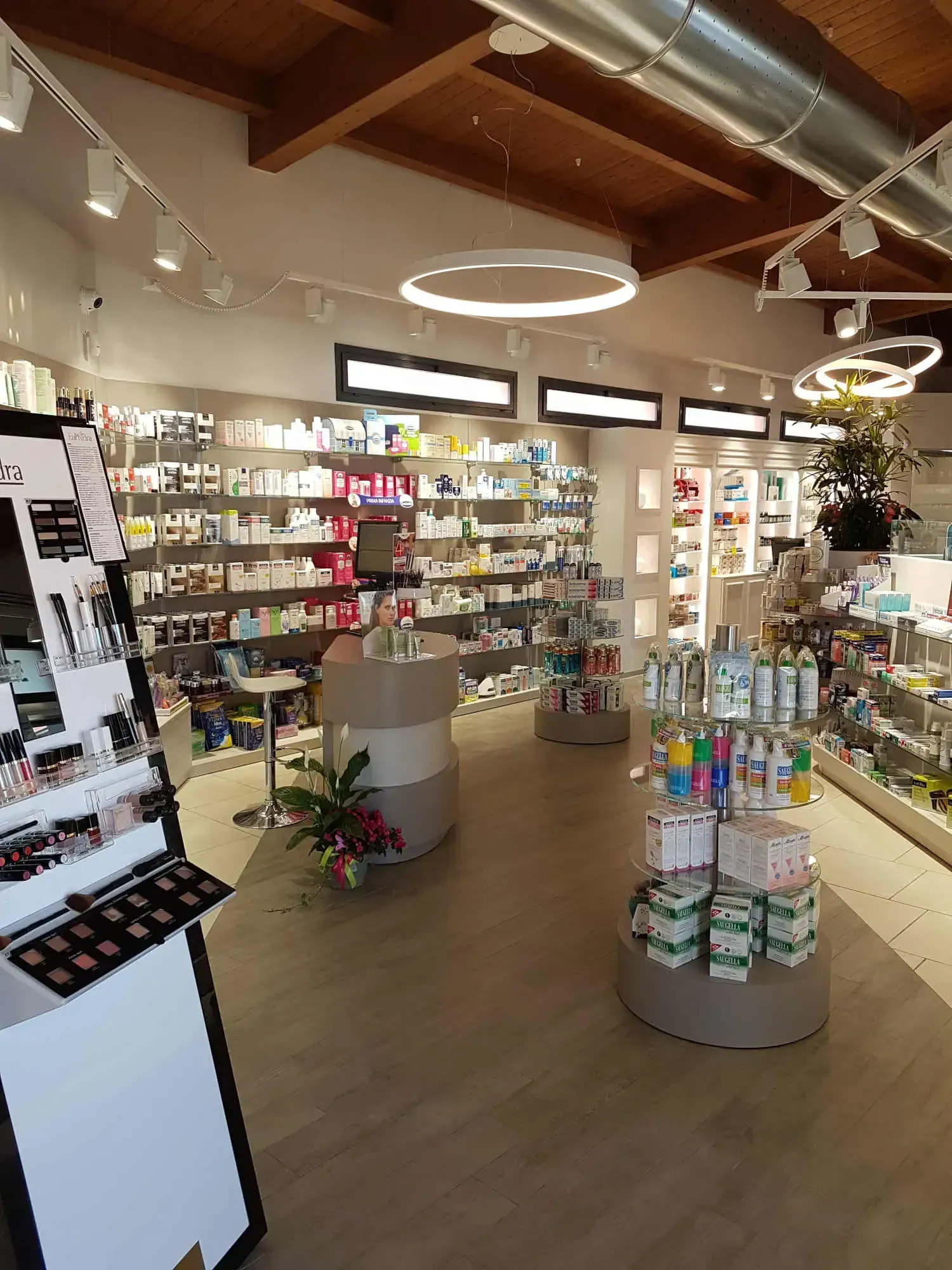 Arredamento Farmacia Biella Sandigliano, expo a parete e gondole