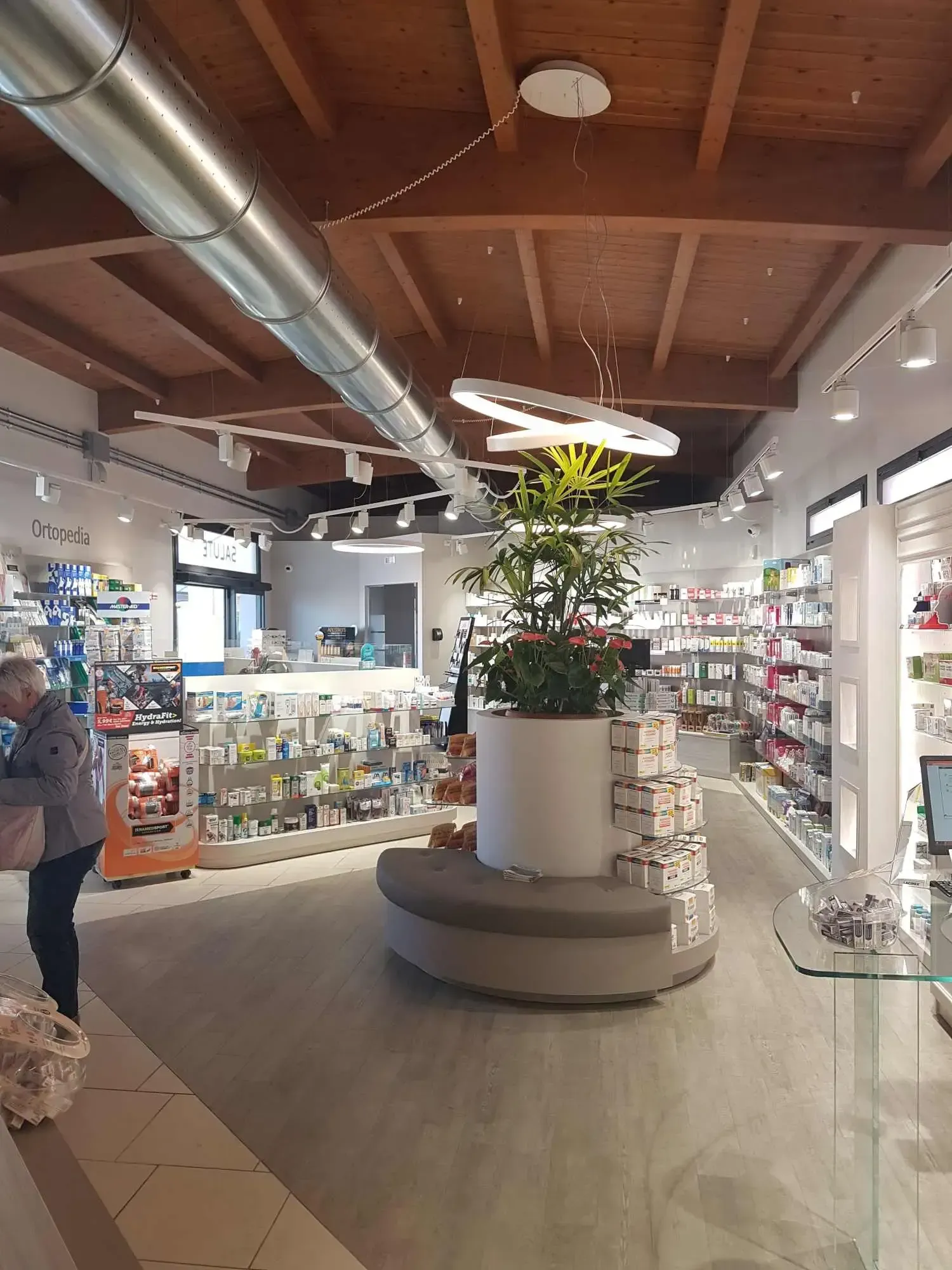 Arredamento Farmacia Sandigliano Biella, pavimentazione, expo con pianta e expo vendita