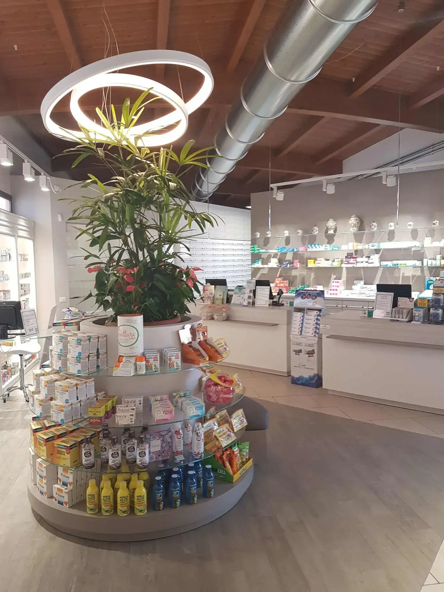 Arredamento Farmacia Sandigliano Biella, expo centrale con pianta, banco vendita e illuminazione Moon