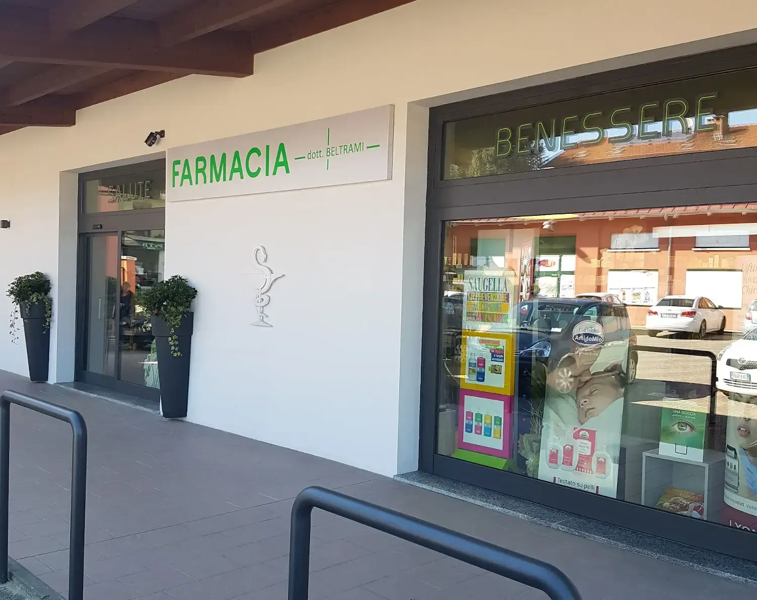 Facciata esterna Farmacia Sandigliano, insegne e vetrine
