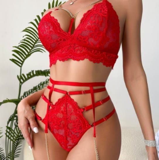 Conjunto de lencería de encaje rojo con bralette y braguita de talle alto.