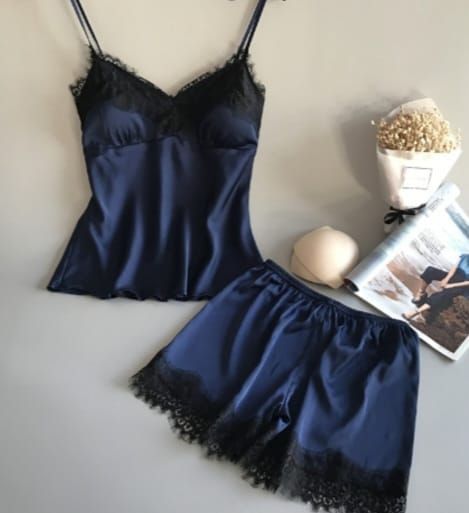 Conjunto de pijama de satén azul marino con ribete de encaje negro.