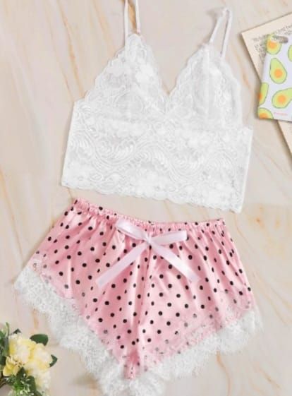 Conjunto de pijama con top corto de encaje blanco y pantalones cortos de lunares rosas con ribete de encaje y lazo.
