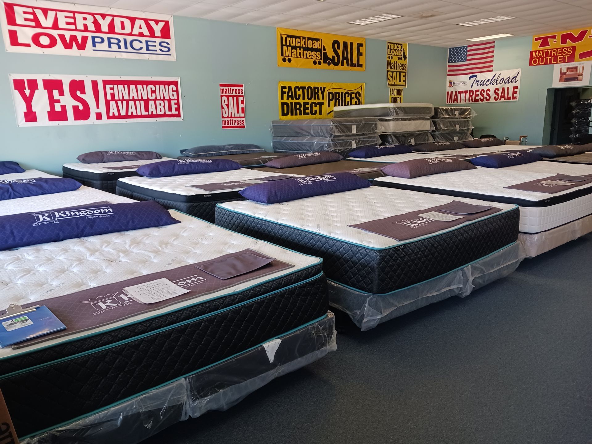A mattress store with a sign that says everyday low prices