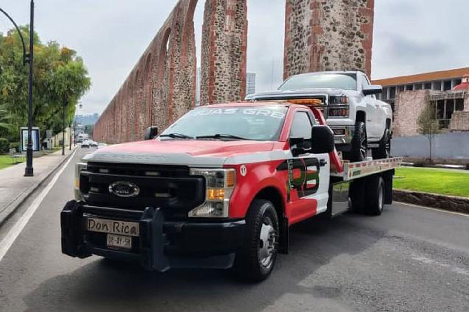 SERVICIO DE GRÚAS GRB