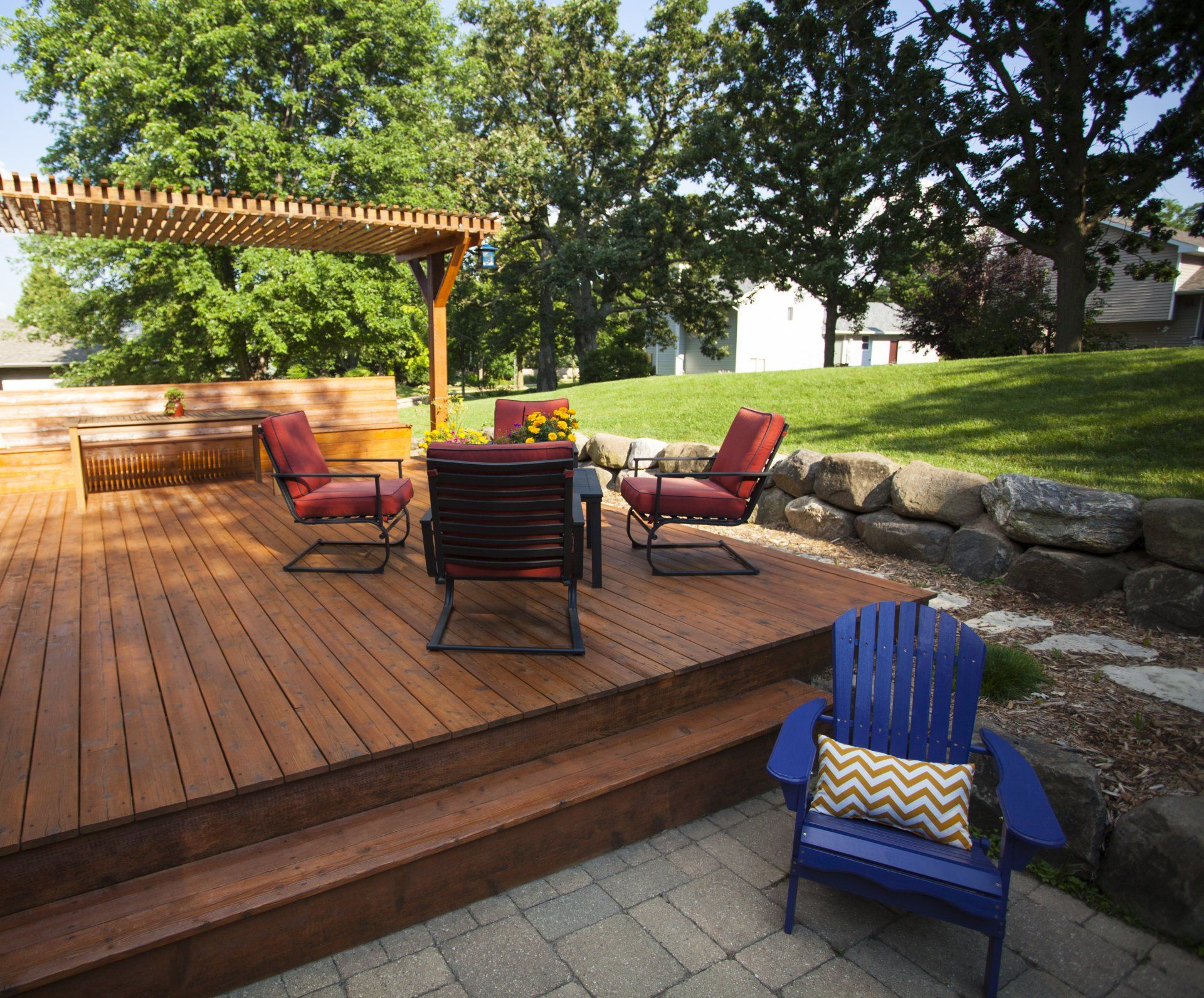 Big deck. Деревянная терраса. Дощатая веранда. Как вписать дерево в террасу.