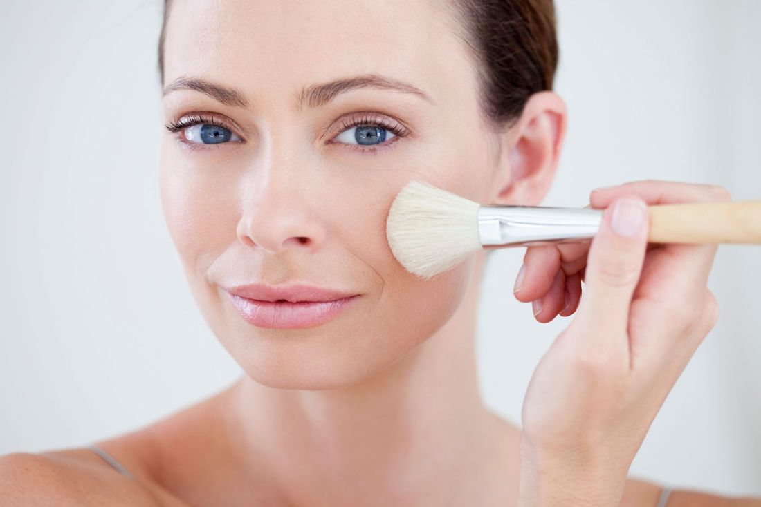applicazione di cosmetici naturali per il viso