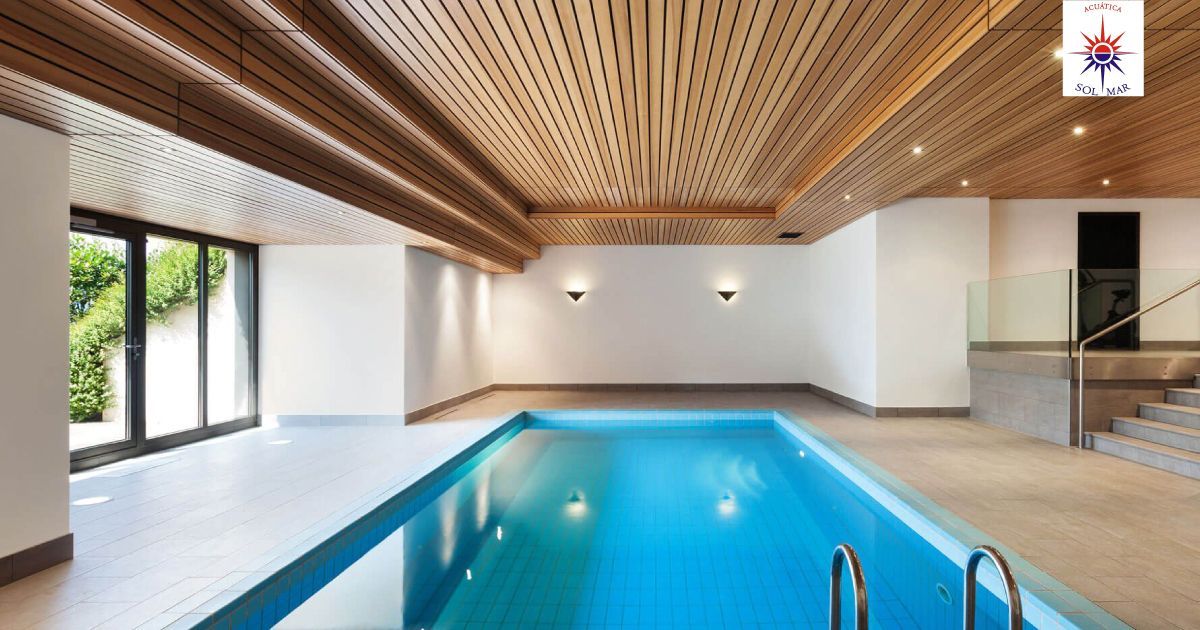 Una gran piscina cubierta con techo de madera y escaleras.