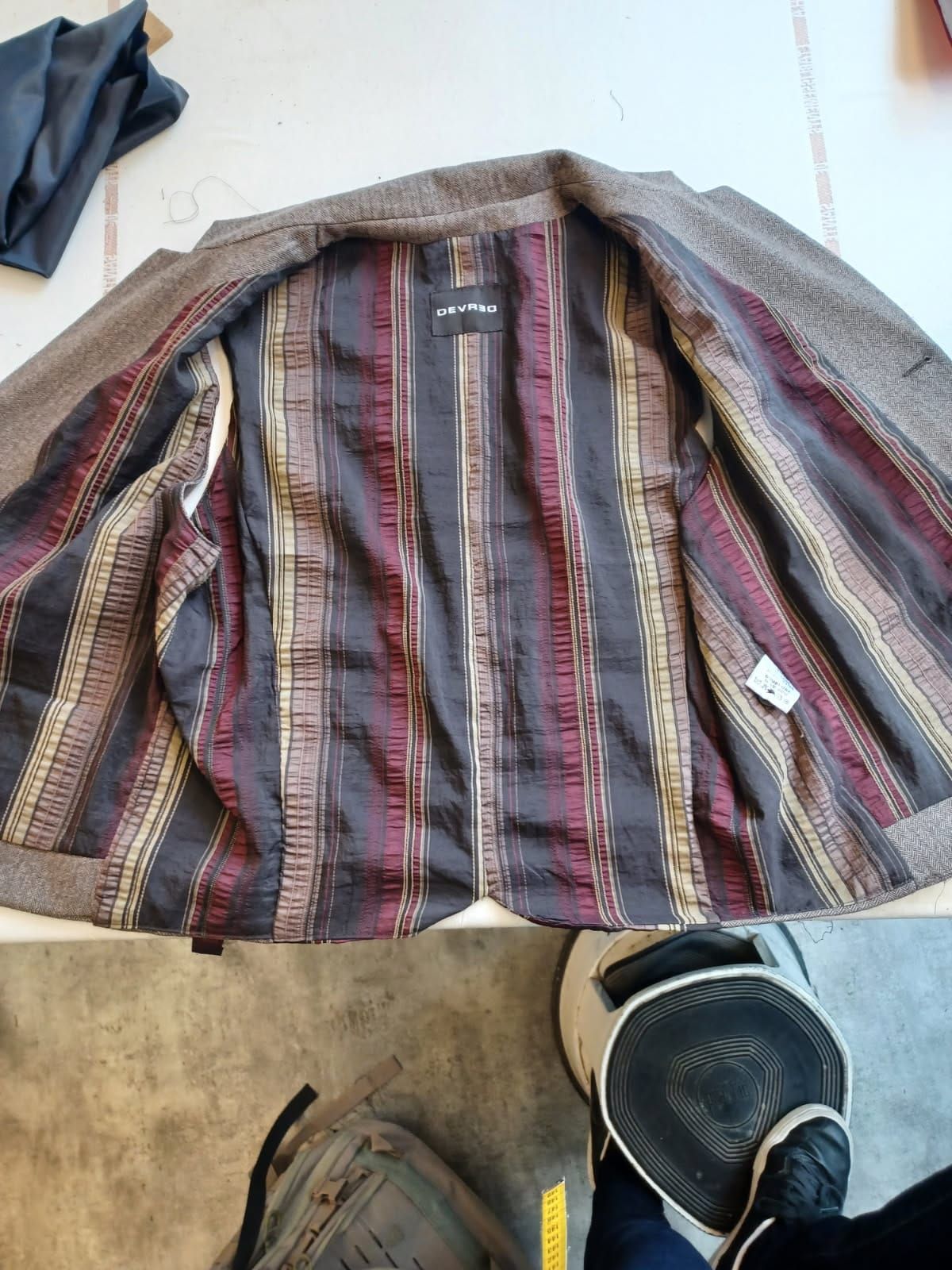L'intérieur d'une veste avec une doublure rayée