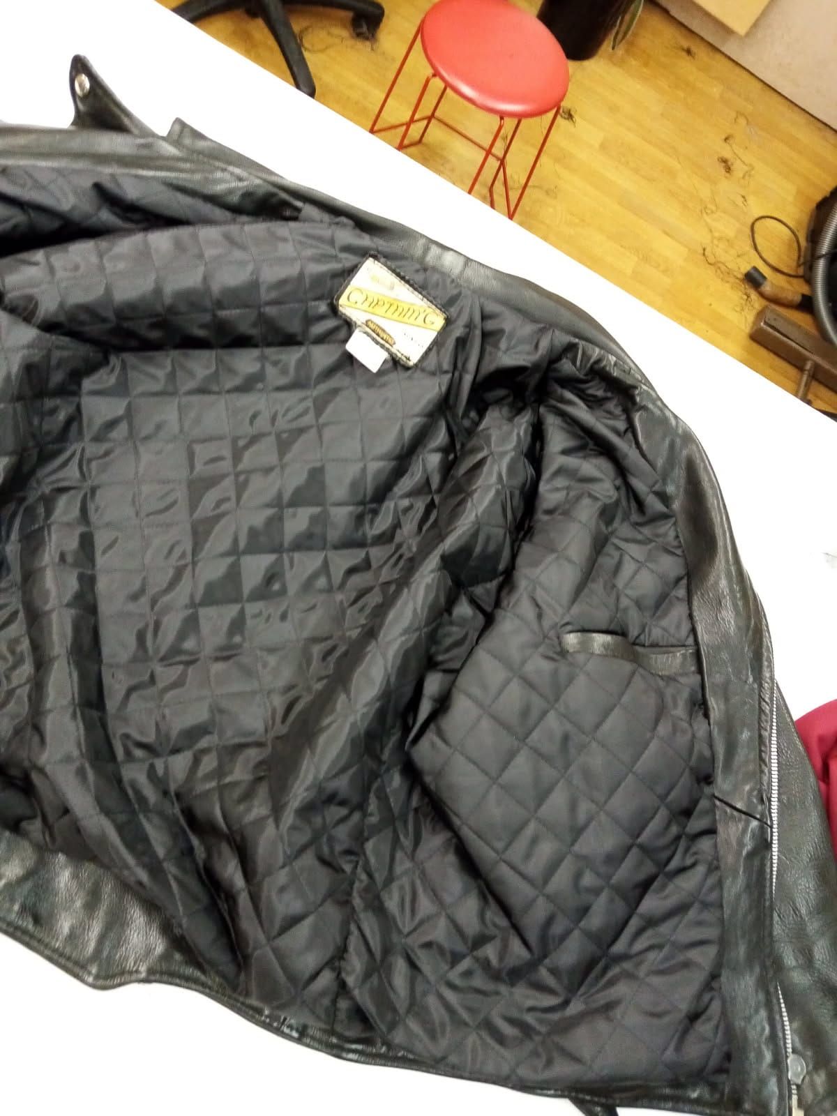 L'intérieur d'une veste en cuir noir est montré