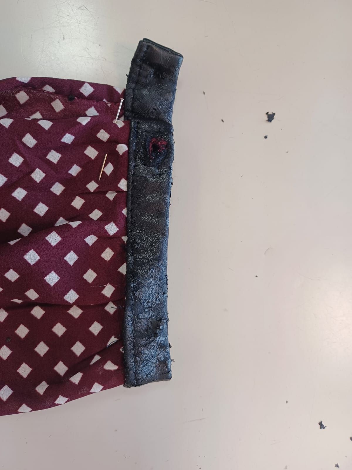 Une manche en mauvais état avant retouche