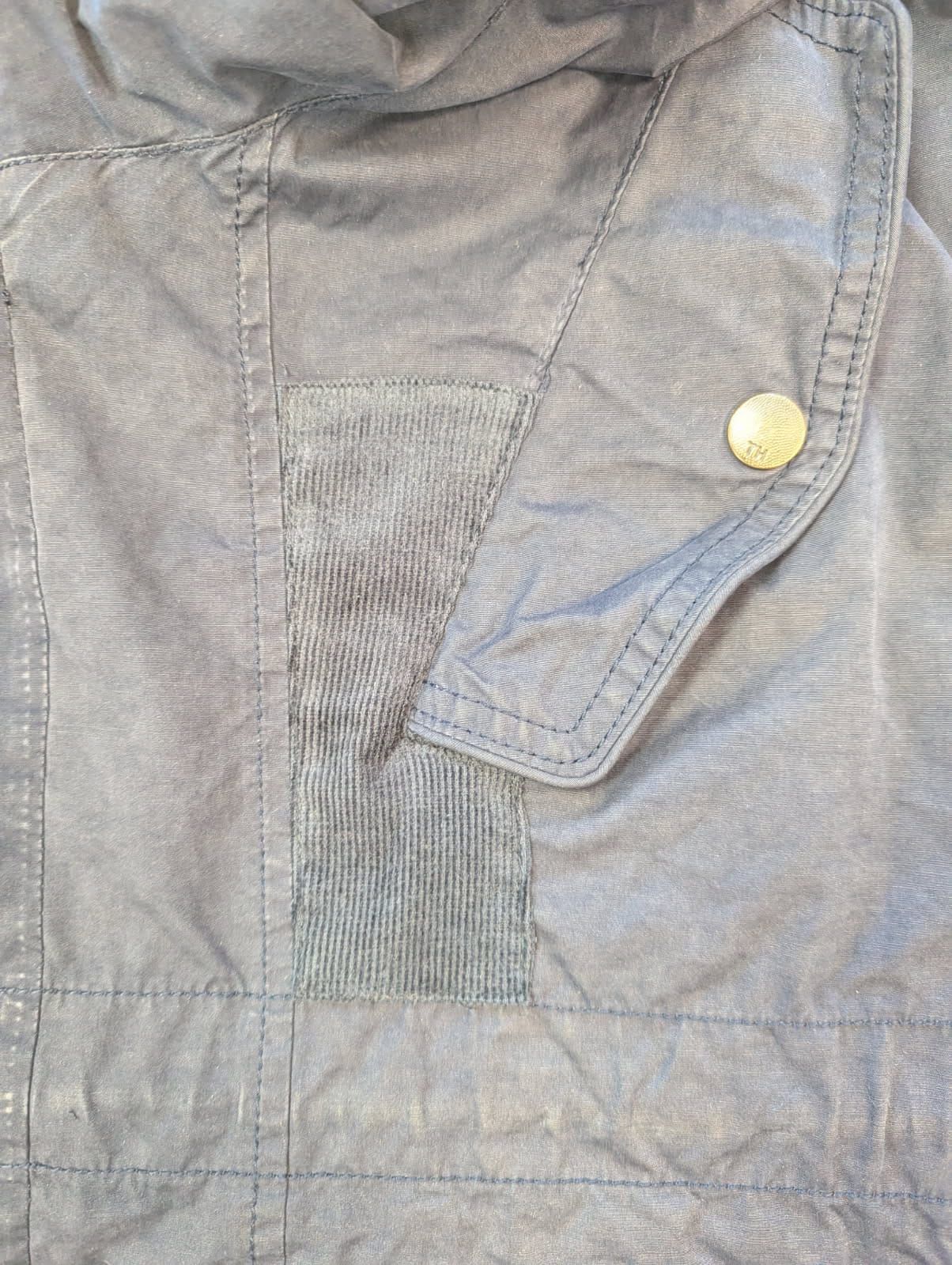 L'intérieur d'une veste avec une doublure réparée