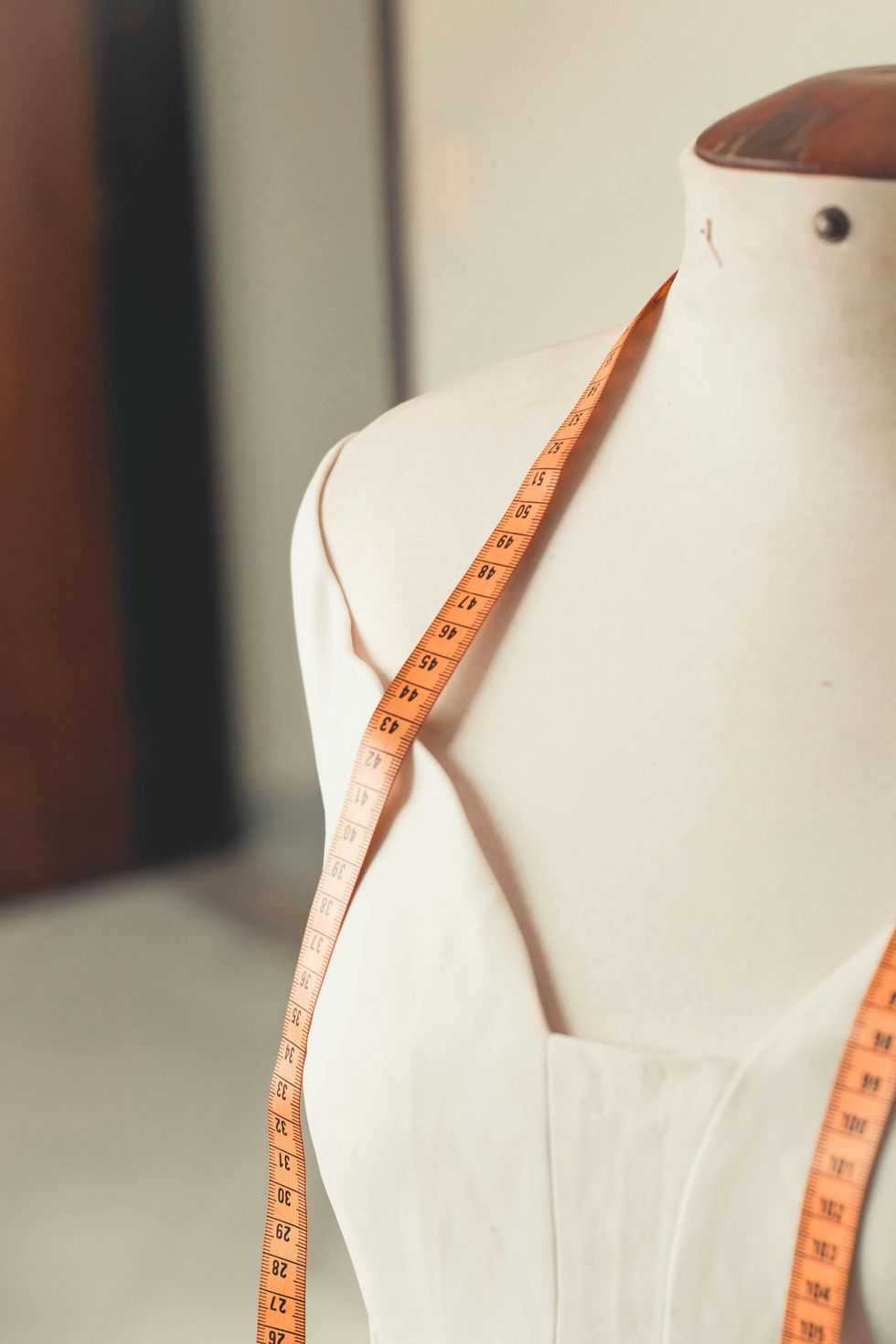 Un mannequin avec un ruban à mesurer autour du cou.