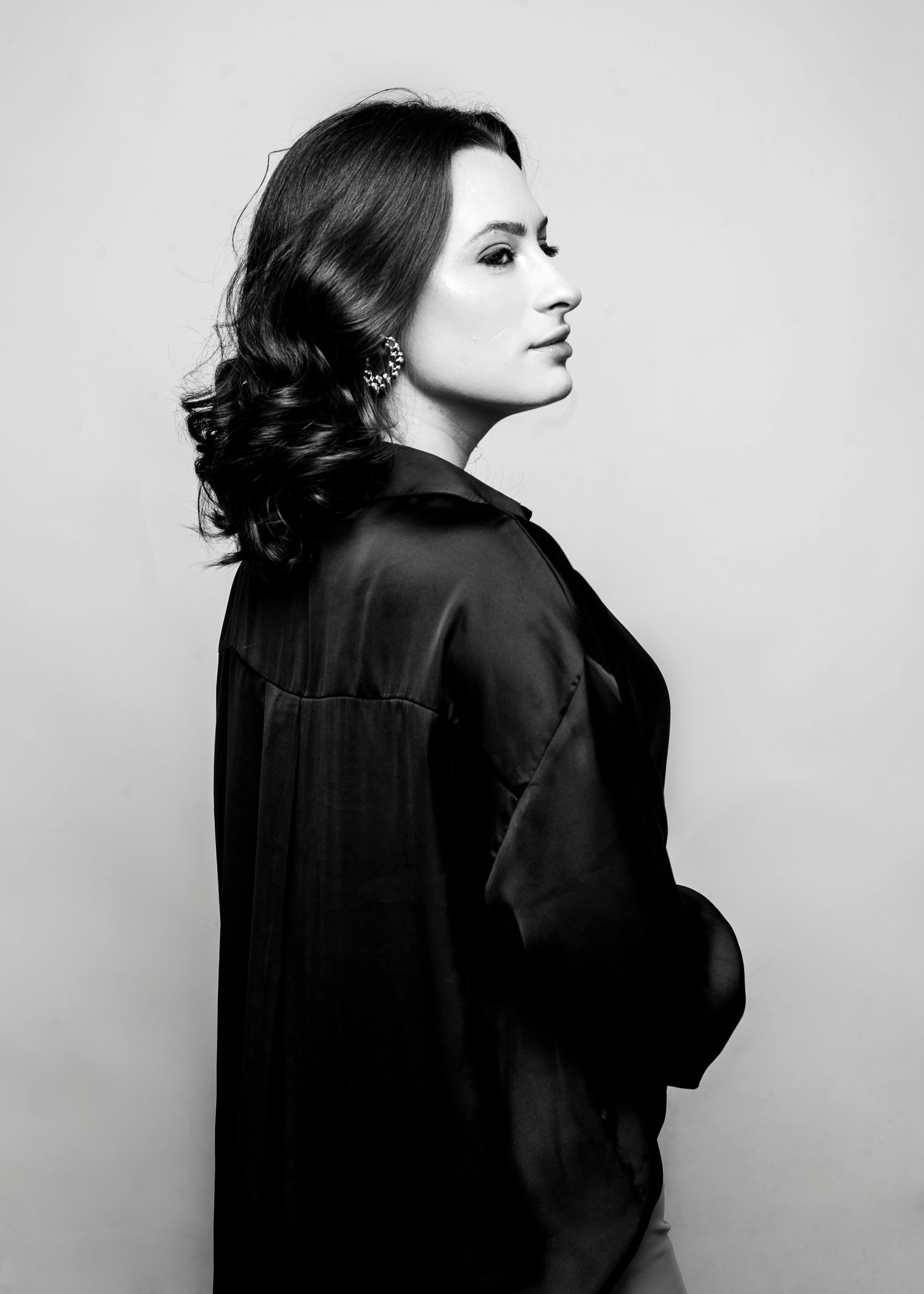 Une photo en noir et blanc d'une femme portant une veste noire.