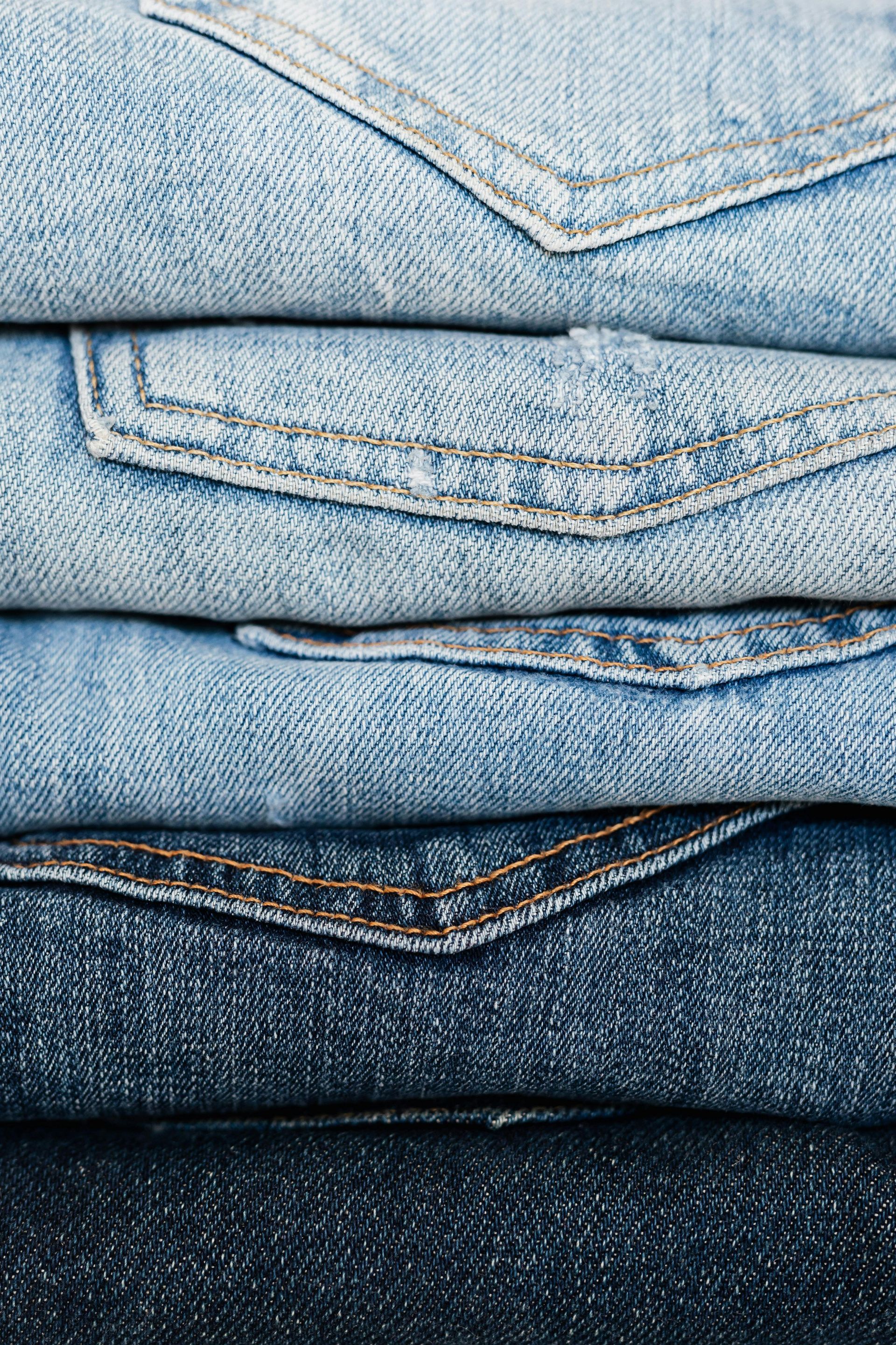Un gros plan d'une pile de jeans bleus.