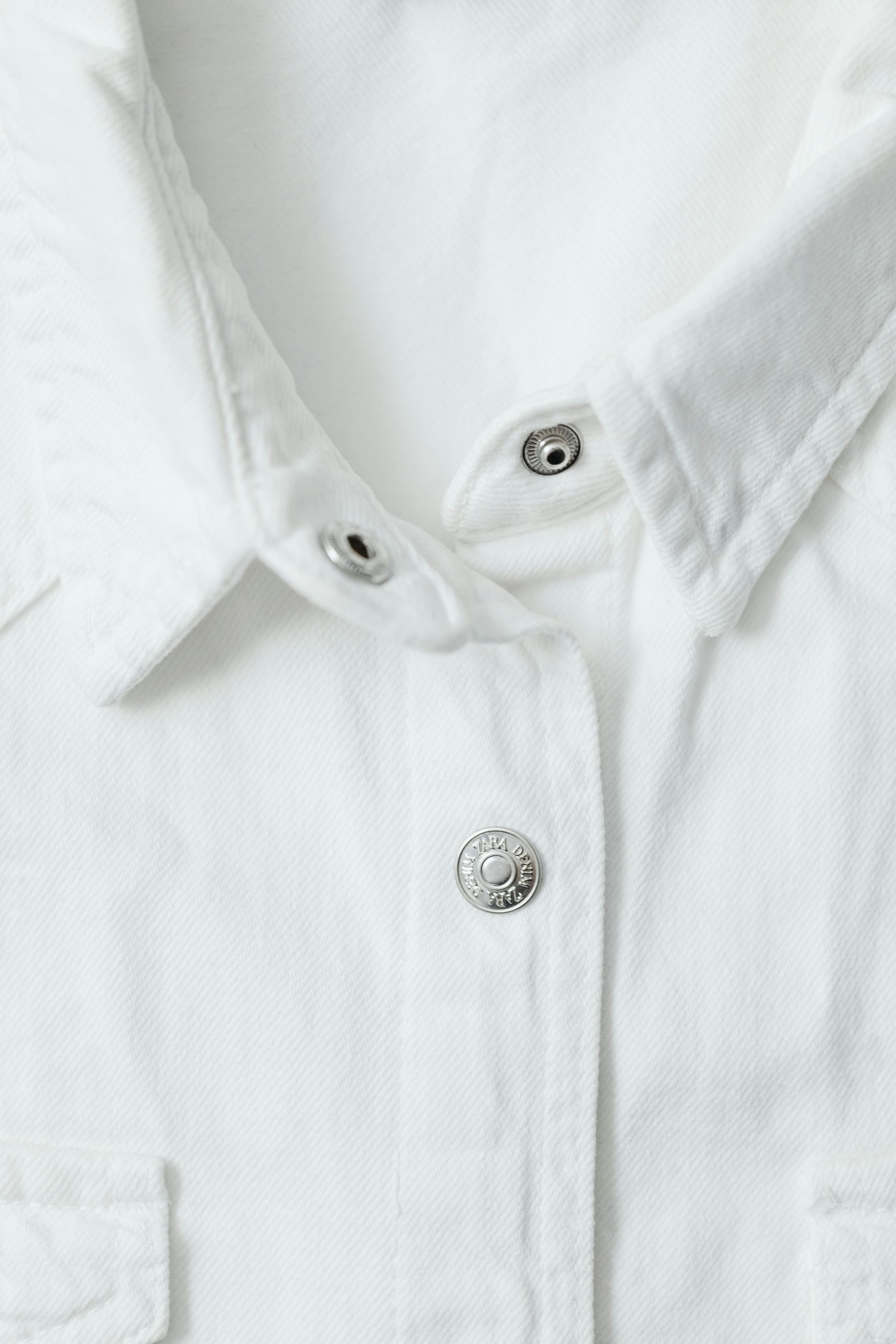 Un gros plan d'une chemise blanche avec des boutons dessus.