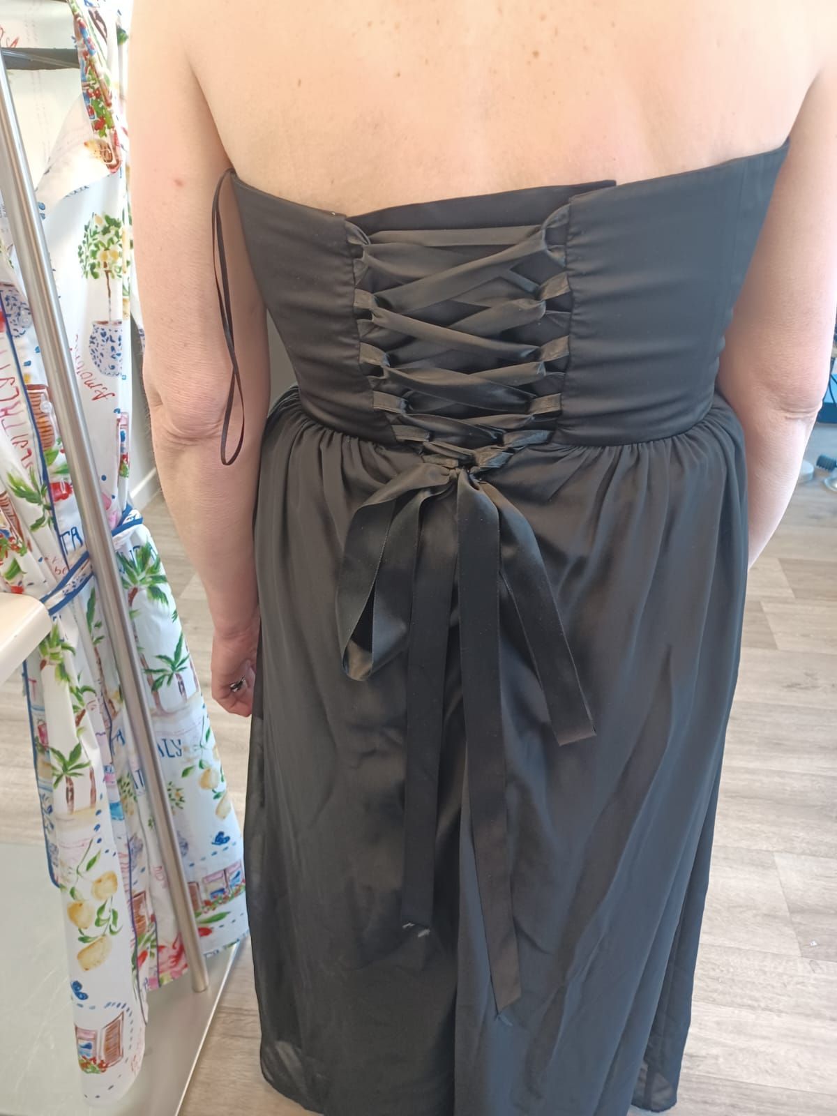 Une femme en robe noire après la retouche