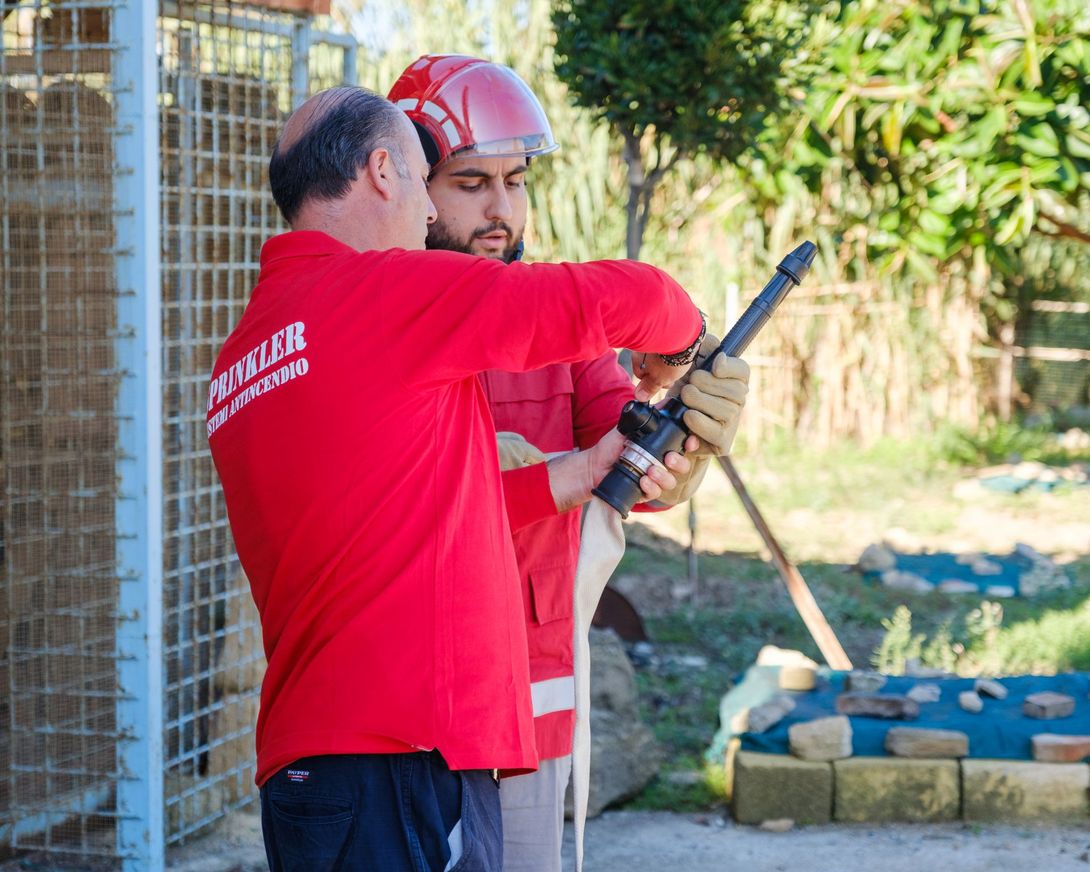 Operatore che controlla estintore