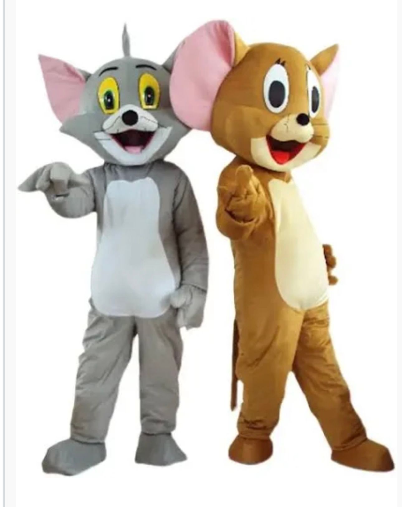 Zwei Tom und Jerry Maskottchen stehen nebeneinander