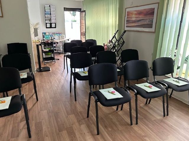 Ein Raum mit vielen Stühlen und einem Bild an der Wand