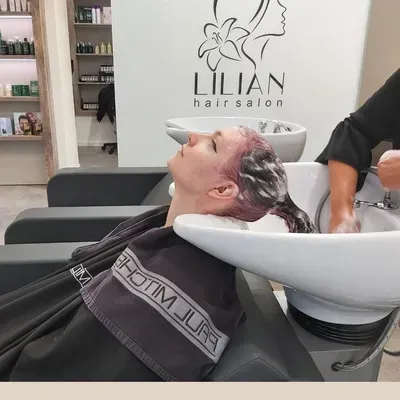 Eine Frau lässt sich im Lilian-Friseursalon die Haare waschen