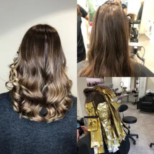 Eine Frau lässt sich in einem Salon die Haare färben.